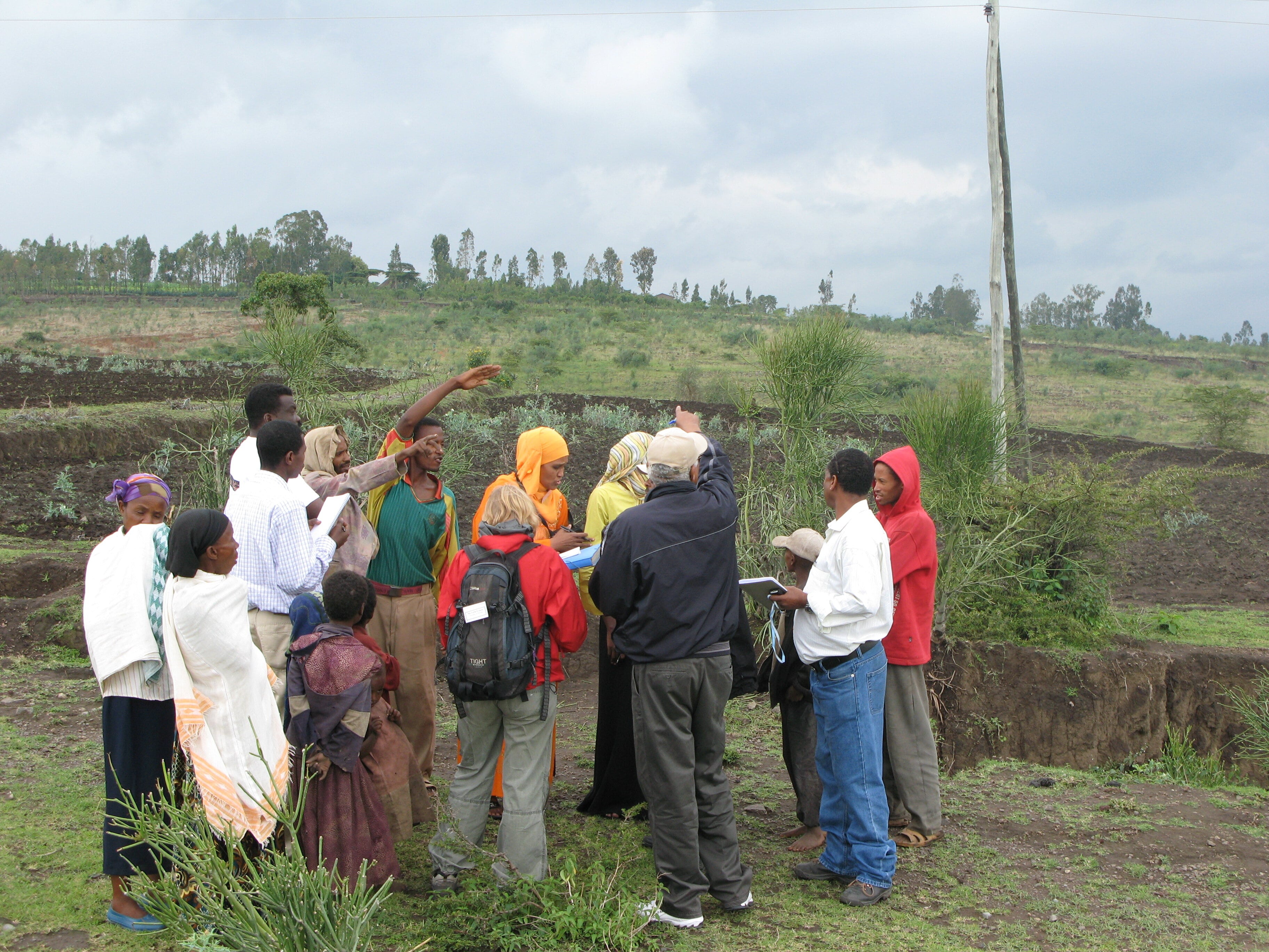 Bilden visar markanvändningsplanering för en forsknings- och utbildningskurs tillsammans med lokalbefolkningen i ett område som drabbats av erosion i Etiopien.