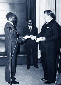 Merkittävissä kansainvälisissä tehtävissä kunnostautunut ja tasavallan presidenttinä 1994-2000 toiminut Martti Ahtisaari oli alusta lähtien mukana kehitysyhteistyöhön liittyvien kysymysten järjestämisessä Suomen ulkoasiainhallinnossa. Kuvassa suurlähettiläs Ahtisaari jättämässä valtuuskirjettään Mosambikissa lokakuussa 1975.