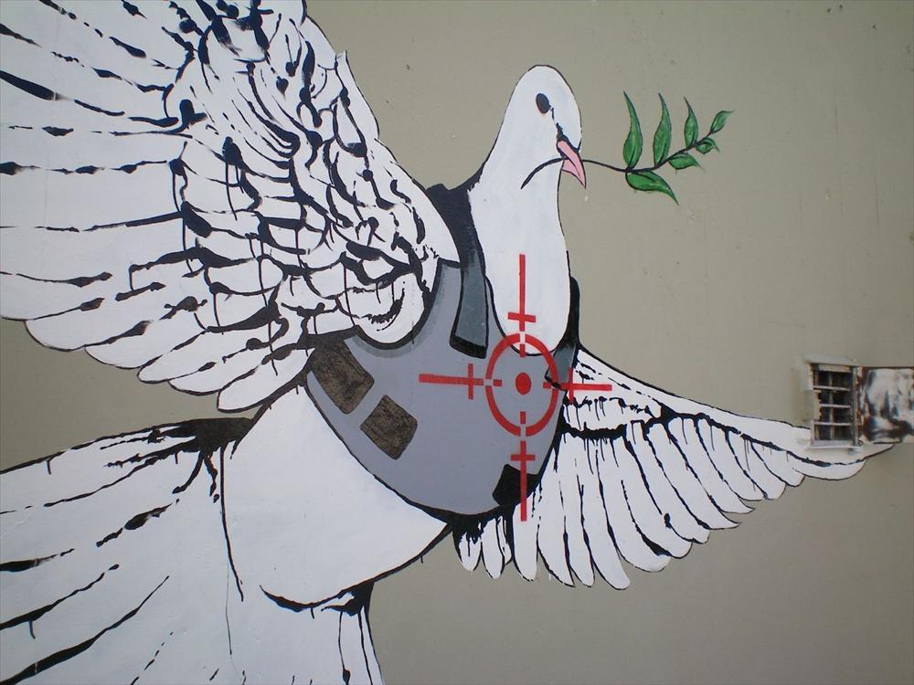 Rauha on edellytys kehitykselle. Kuvassa Banksyn graffiti Betlehemissä. Kuva: eddiedangerous/Flickr.com, cc by 2.0