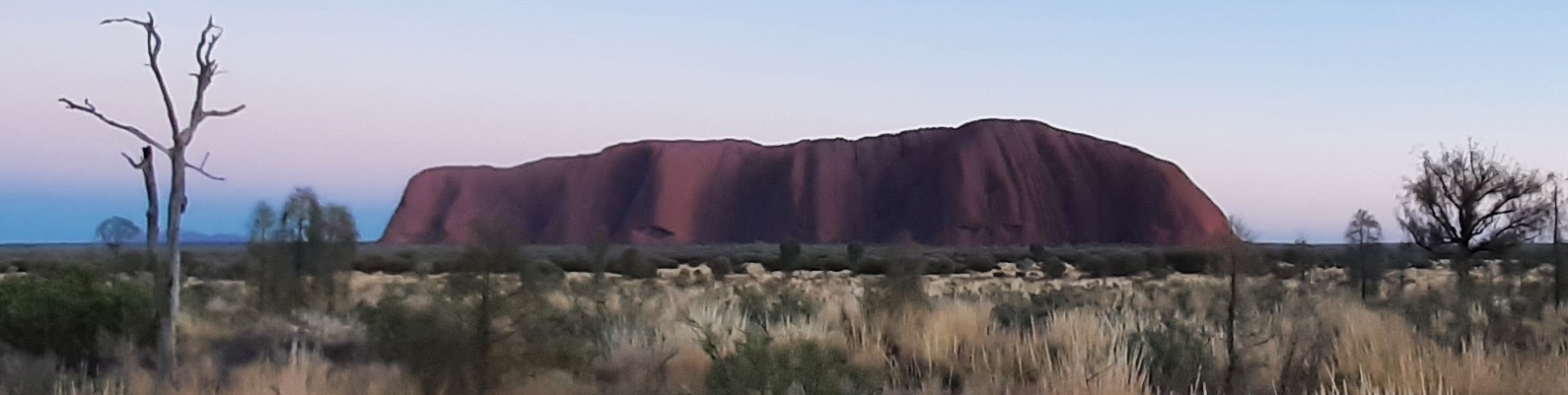Uluru eli Ayers Rock on valtava kalliomuodostuma Australian Pohjoisterritoriossa